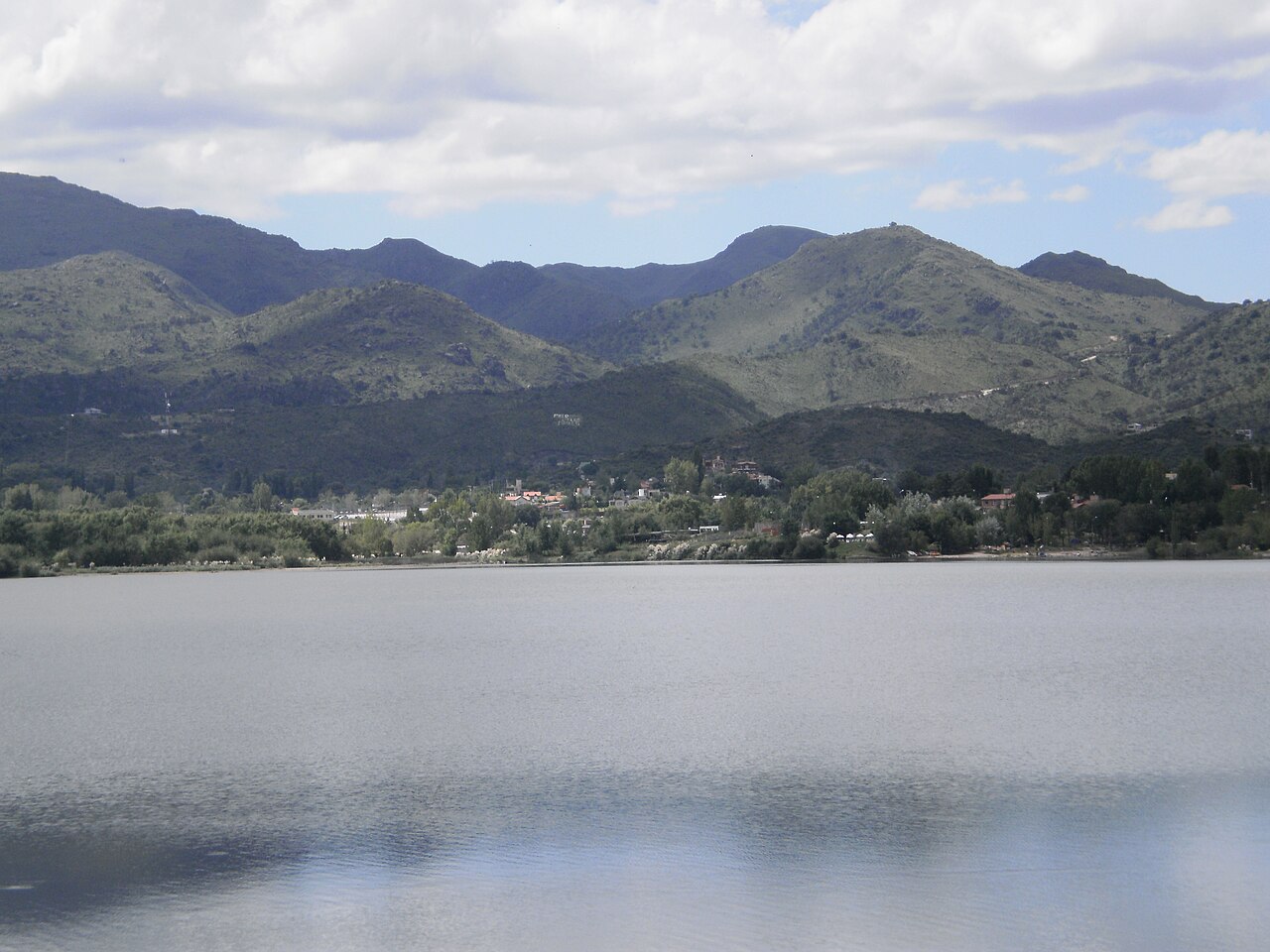 Lago y sierras de Potrero de los Funes, San Luis
